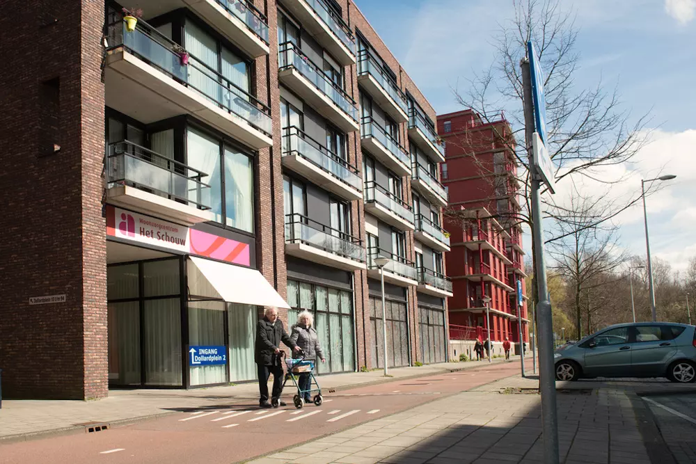 Helpende en bewoner Het Schouw Amstelring