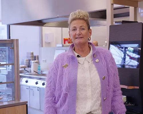 Annemieke, gastvrouw in het restaurant van Het Schouw (Amsterdam - Noord).