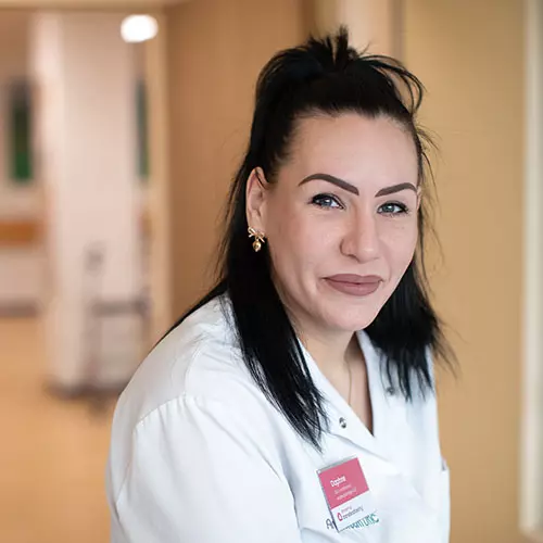 Daphne van Kesteren, verzorgende IG en verpleegkundige in opleiding bij de Amstelring transferafdeling