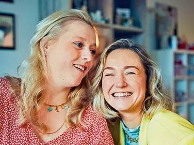 Actrice Carolien Spoor en haar zus Frédérique, die de ziekte van Huntington heeft. Actrice Carolien Spoor en haar zus Frédérique, die de ziekte van Huntington heeft.