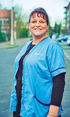 Verpleegkundige Marsha Welman - Noom, werkt met mensen met de ziekte van Huntington, bij woonzorgcentrum Willem Drees - Oostpoort in Amsterdam. Verpleegkundige Marsha Welman - Noom, werkt met mensen met de ziekte van Huntington, bij woonzorgcentrum Willem Drees - Oostpoort in Amsterdam.