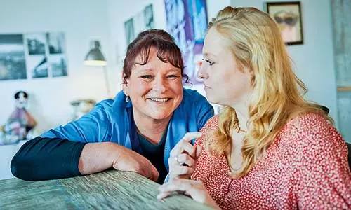 Verpleegkundige Marsha Welman - Noom, werkt met mensen met de ziekte van Huntington, bij woonzorgcentrum Willem Drees - Oostpoort in Amsterdam. Verpleegkundige Marsha Welman - Noom, werkt met mensen met de ziekte van Huntington, bij woonzorgcentrum Willem Drees - Oostpoort in Amsterdam.